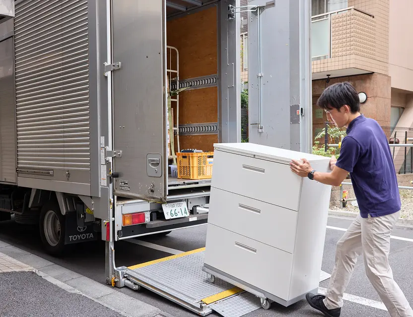 荷物を運ぶ男性の画像