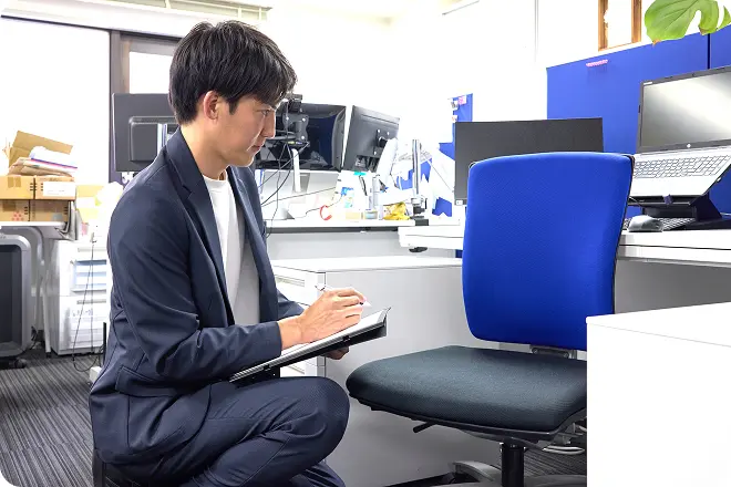 男性がチェックしている様子