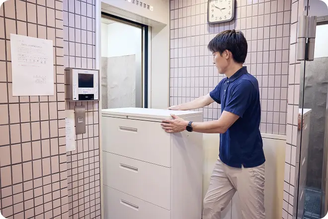 男性が荷物を運んでいる様子